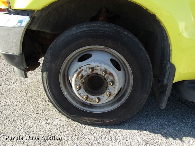 image for item DH8324 2003 Ford F550 Super Duty scissor lift truck