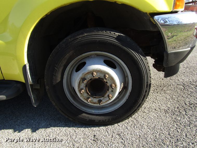 image for item DH8324 2003 Ford F550 Super Duty scissor lift truck