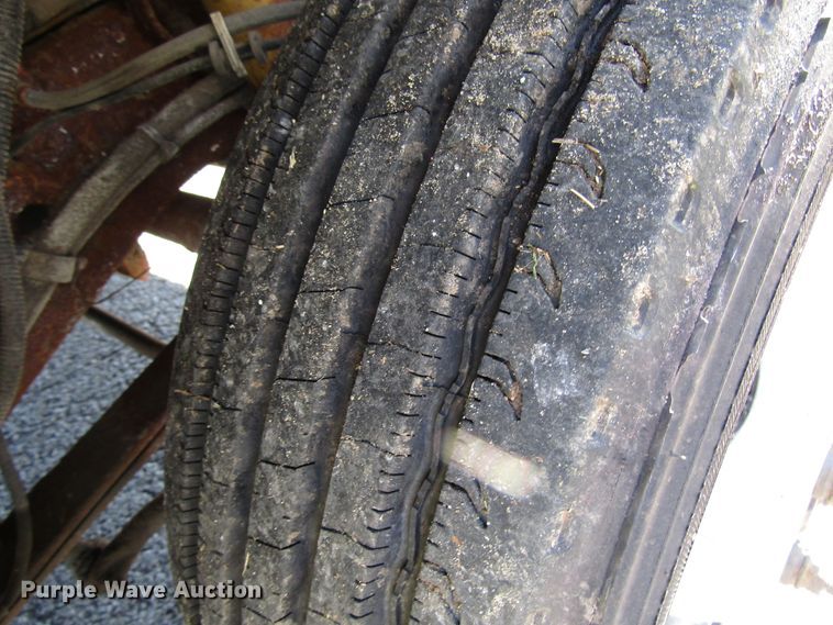 image for item DH8324 2003 Ford F550 Super Duty scissor lift truck