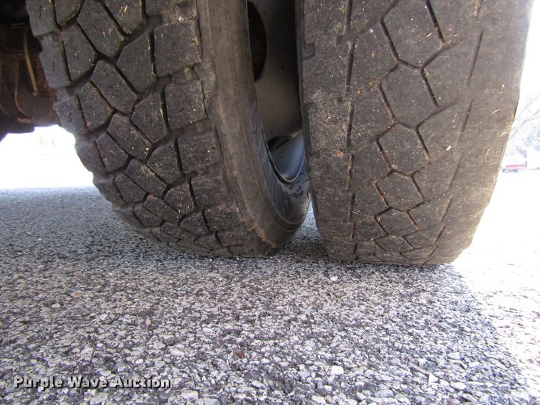 image for item DH8324 2003 Ford F550 Super Duty scissor lift truck