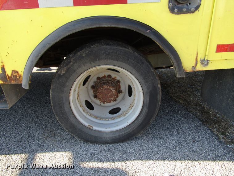 image for item DH8324 2003 Ford F550 Super Duty scissor lift truck