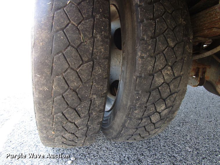 image for item DH8324 2003 Ford F550 Super Duty scissor lift truck