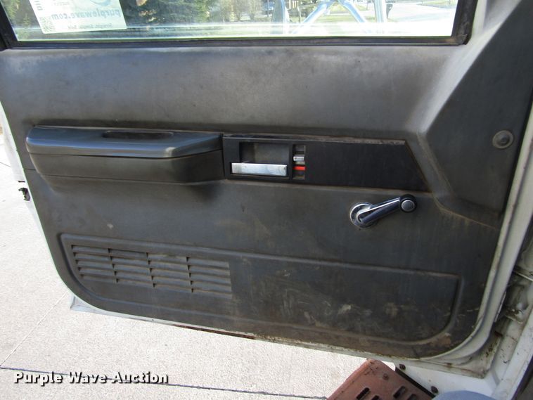 image for item DH8325 1999 Chevrolet C6500 lube service truck