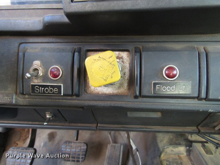 image for item DH8325 1999 Chevrolet C6500 lube service truck