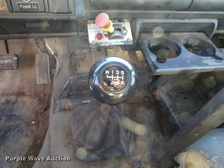 image for item DH8325 1999 Chevrolet C6500 lube service truck