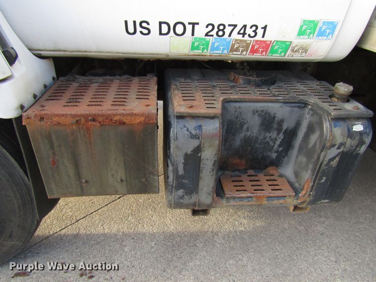 image for item DH8325 1999 Chevrolet C6500 lube service truck