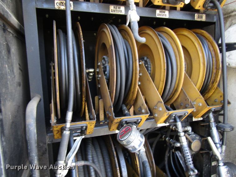 image for item DH8325 1999 Chevrolet C6500 lube service truck