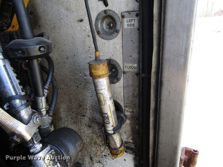 image for item DH8325 1999 Chevrolet C6500 lube service truck