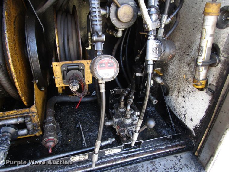 image for item DH8325 1999 Chevrolet C6500 lube service truck