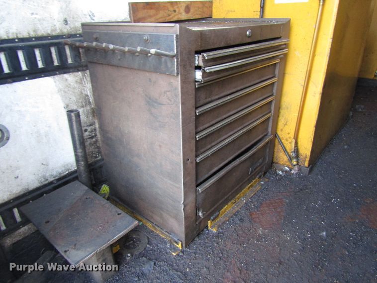 image for item DH8325 1999 Chevrolet C6500 lube service truck