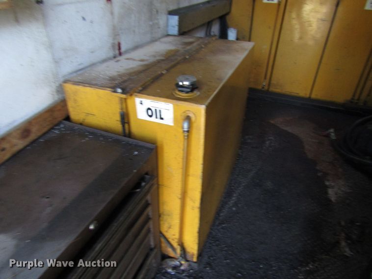 image for item DH8325 1999 Chevrolet C6500 lube service truck