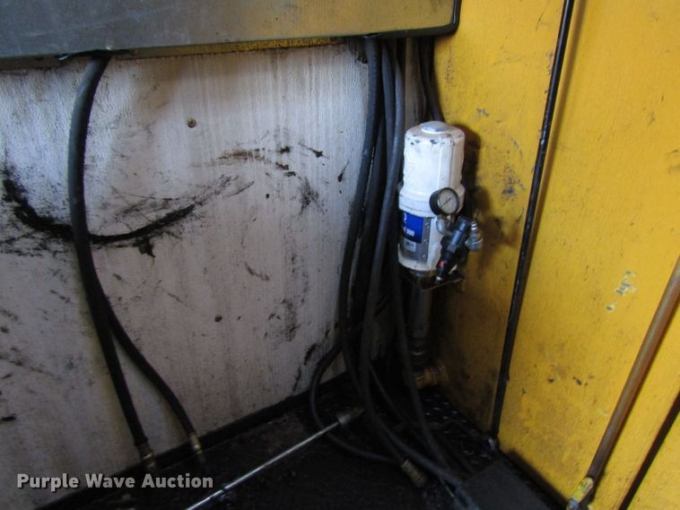 image for item DH8325 1999 Chevrolet C6500 lube service truck