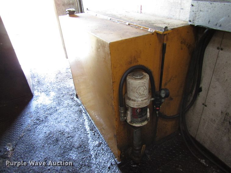 image for item DH8325 1999 Chevrolet C6500 lube service truck