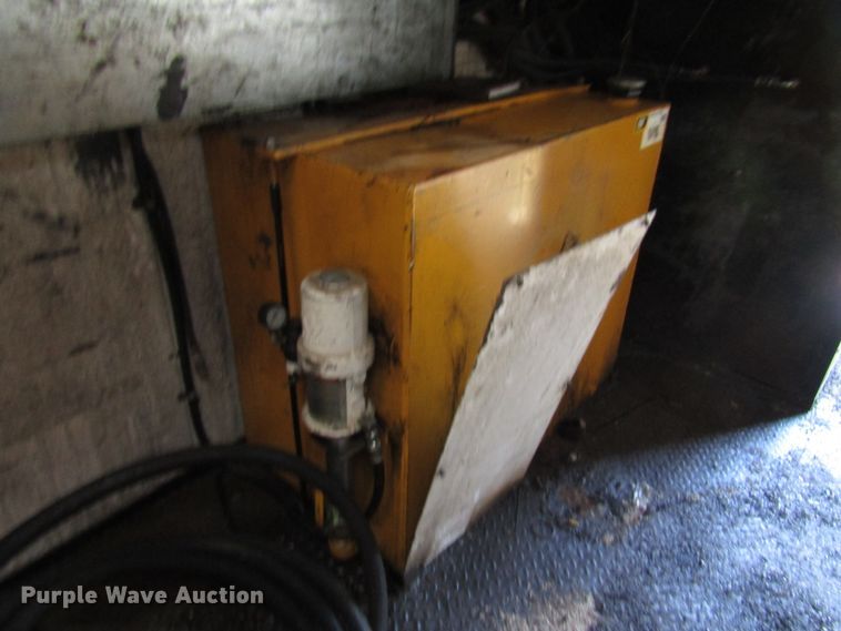 image for item DH8325 1999 Chevrolet C6500 lube service truck