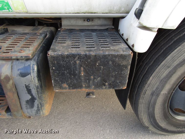 image for item DH8325 1999 Chevrolet C6500 lube service truck