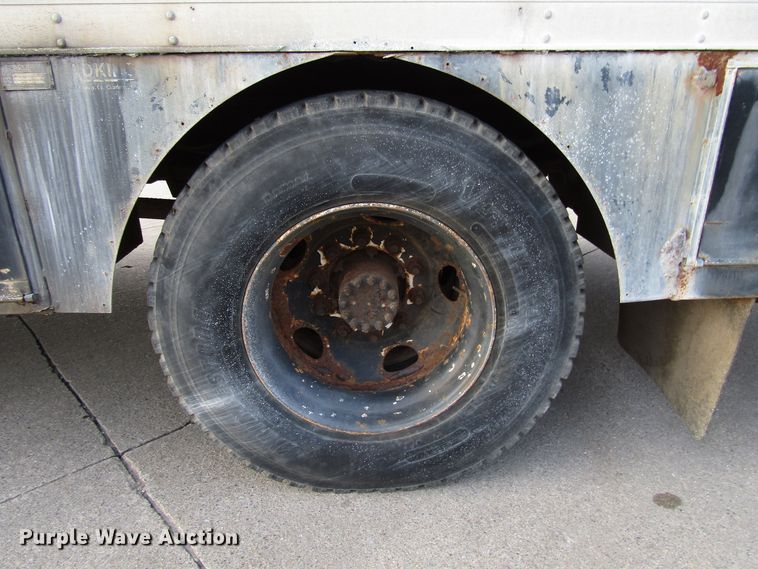 image for item DH8325 1999 Chevrolet C6500 lube service truck