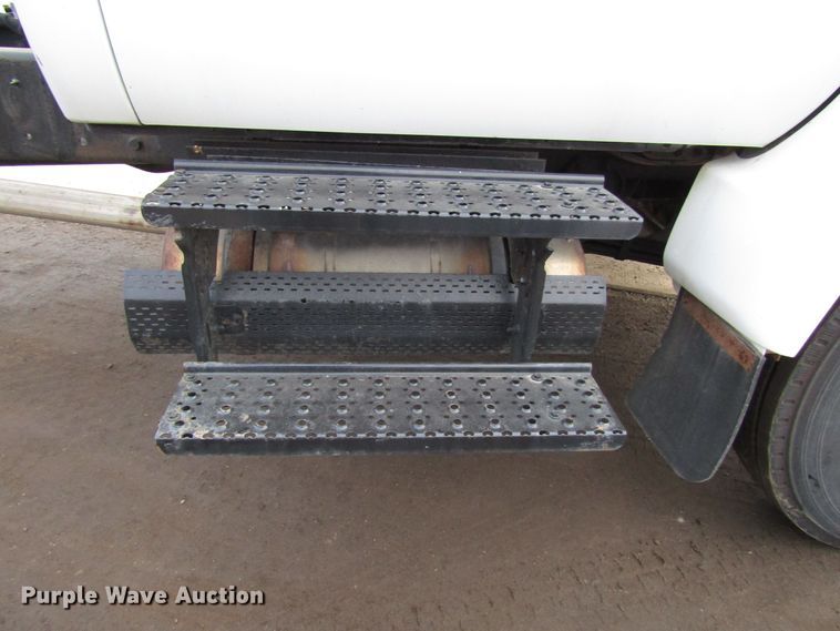 image for item DH8326 2009 Ford F750 Super Duty truck cab and chassis