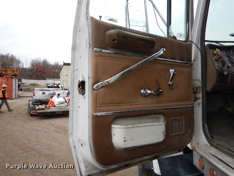 image for item EK9134 1993 Ford L9000 dump truck