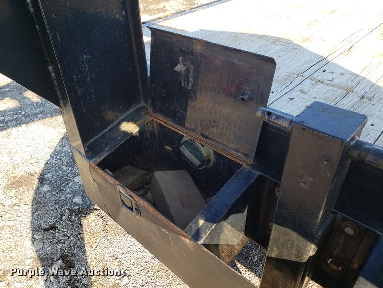 image for item GA9375 2013 flat bed trailer