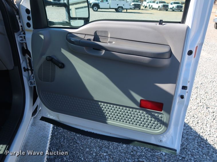 image for item GD9901 1999 Ford F550 Super Duty XL service truck with crane