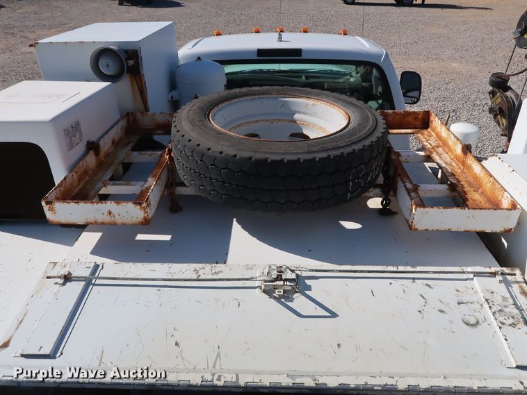 image for item GD9901 1999 Ford F550 Super Duty XL service truck with crane