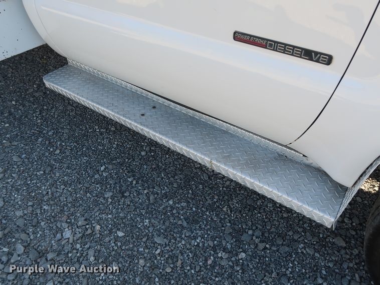 image for item GD9901 1999 Ford F550 Super Duty XL service truck with crane