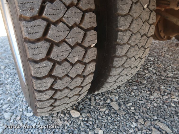 image for item GD9901 1999 Ford F550 Super Duty XL service truck with crane