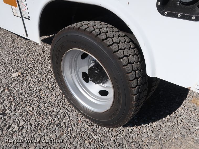 image for item GD9901 1999 Ford F550 Super Duty XL service truck with crane