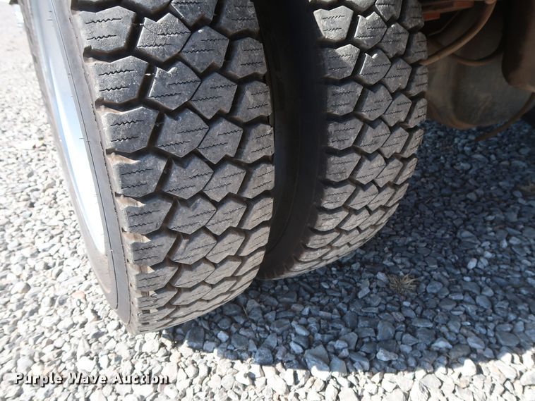 image for item GD9901 1999 Ford F550 Super Duty XL service truck with crane