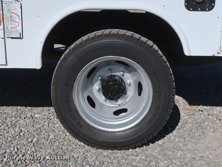 image for item GD9901 1999 Ford F550 Super Duty XL service truck with crane