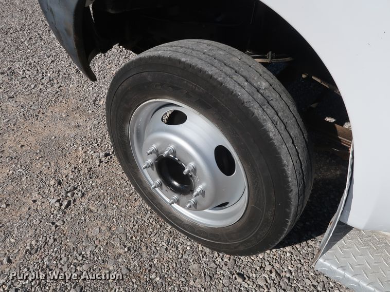 image for item GD9901 1999 Ford F550 Super Duty XL service truck with crane