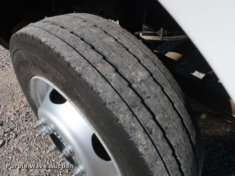 image for item GD9901 1999 Ford F550 Super Duty XL service truck with crane