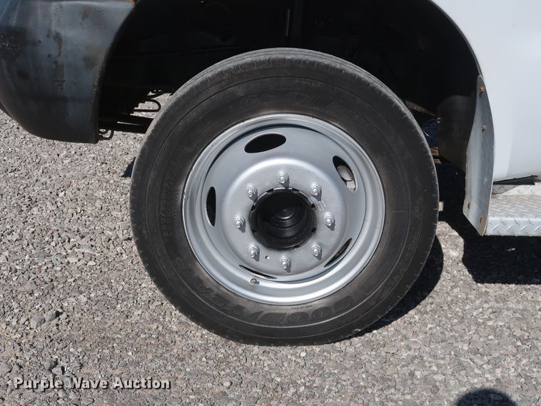 image for item GD9901 1999 Ford F550 Super Duty XL service truck with crane