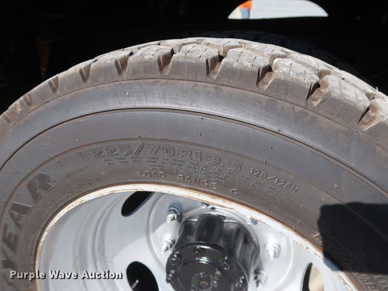 image for item GD9901 1999 Ford F550 Super Duty XL service truck with crane