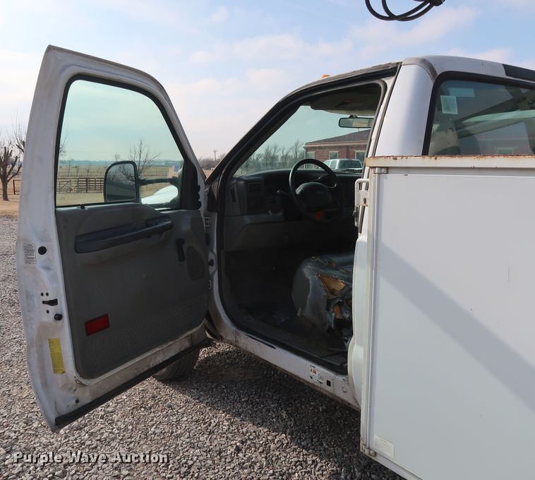 image for item GD9952 2002 Ford F450 Super Duty XL bucket truck