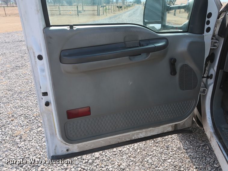 image for item GD9952 2002 Ford F450 Super Duty XL bucket truck