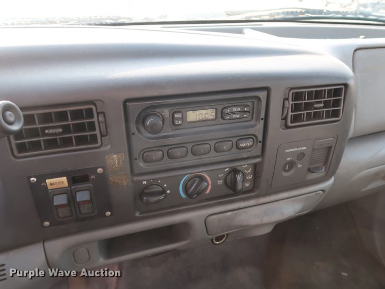 image for item GD9952 2002 Ford F450 Super Duty XL bucket truck