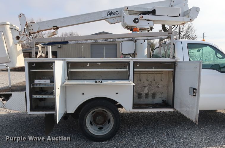 image for item GD9952 2002 Ford F450 Super Duty XL bucket truck