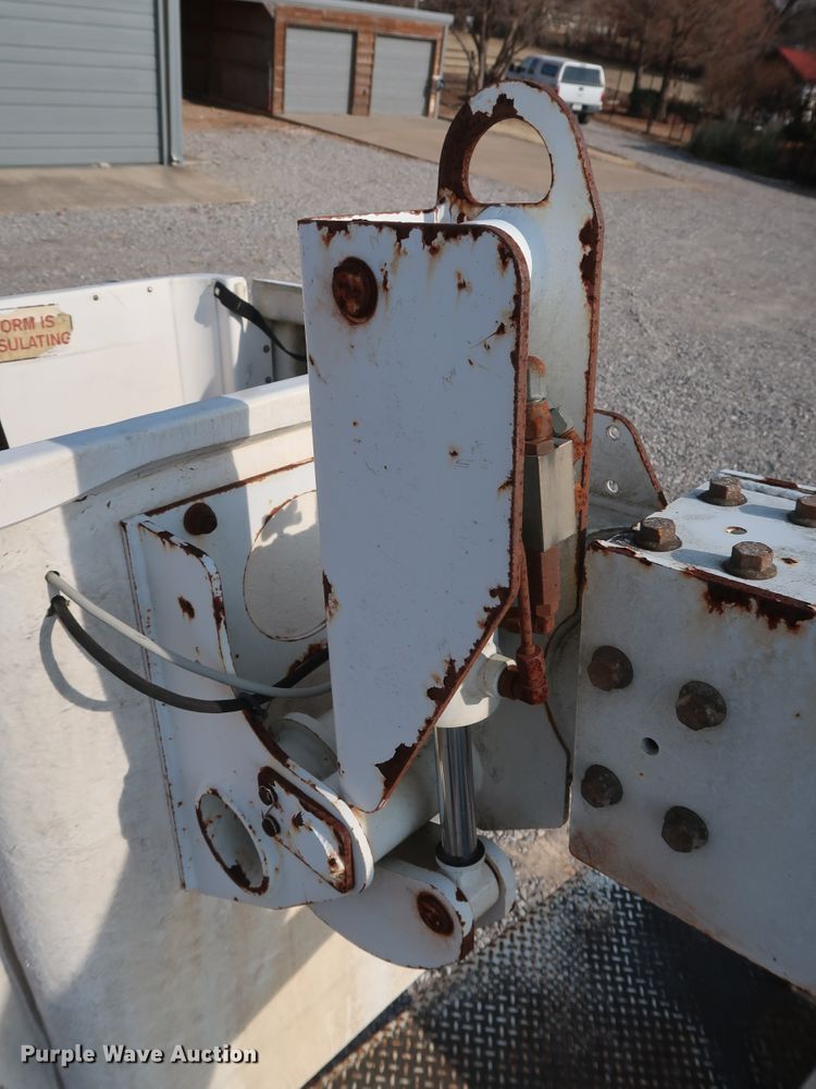 image for item GD9952 2002 Ford F450 Super Duty XL bucket truck