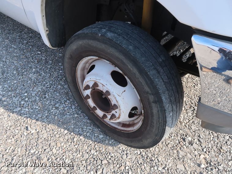 image for item GD9952 2002 Ford F450 Super Duty XL bucket truck