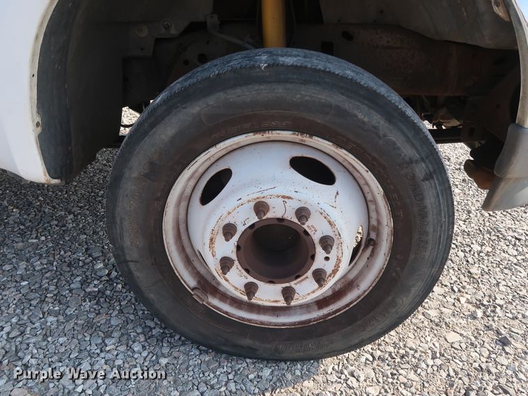 image for item GD9952 2002 Ford F450 Super Duty XL bucket truck