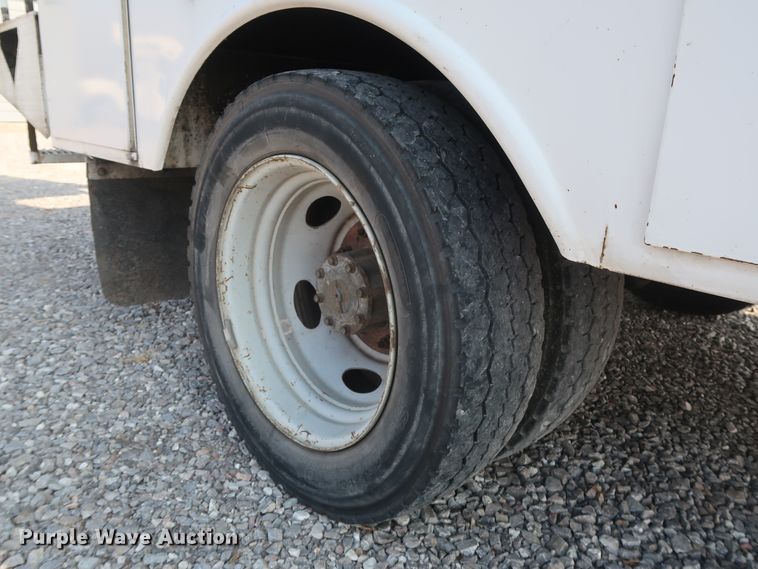 image for item GD9952 2002 Ford F450 Super Duty XL bucket truck