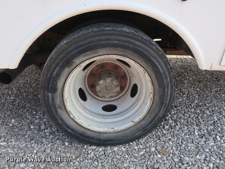 image for item GD9952 2002 Ford F450 Super Duty XL bucket truck