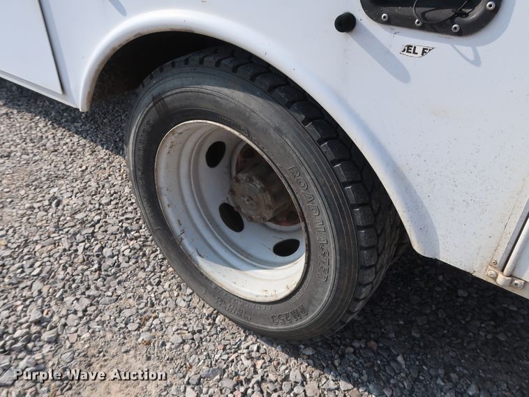 image for item GD9952 2002 Ford F450 Super Duty XL bucket truck