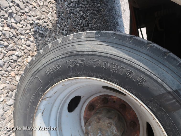 image for item GD9952 2002 Ford F450 Super Duty XL bucket truck