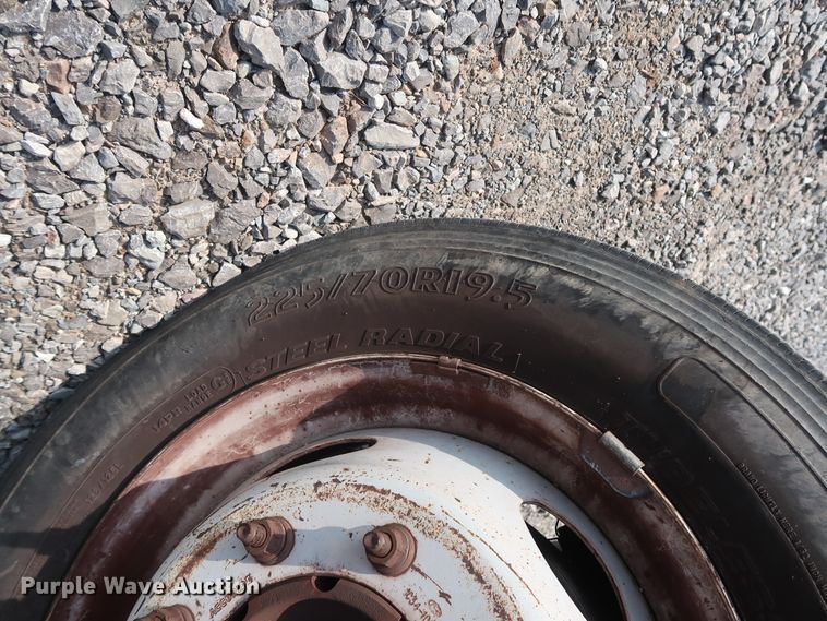 image for item GD9952 2002 Ford F450 Super Duty XL bucket truck