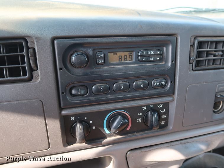 image for item GD9953 2000 Ford F450 Super Duty XL bucket truck