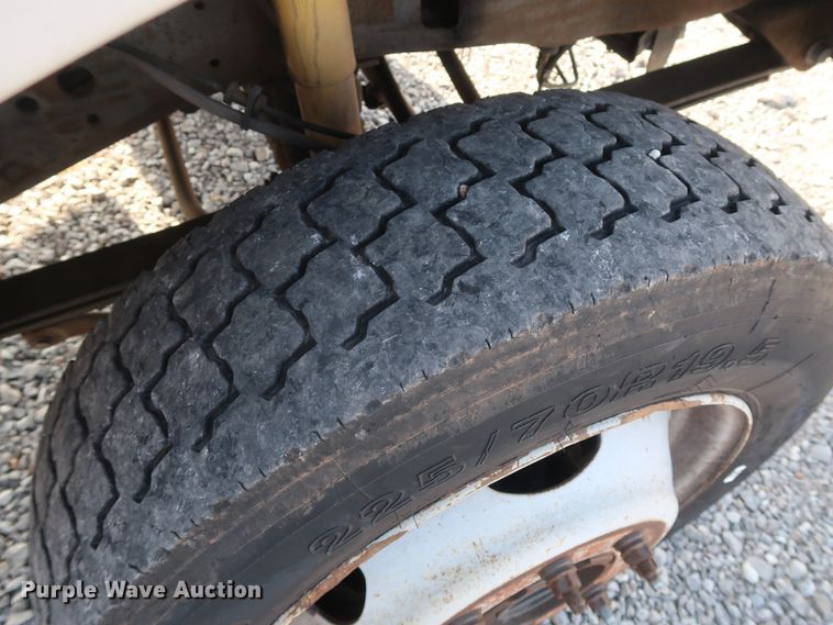 image for item GD9953 2000 Ford F450 Super Duty XL bucket truck