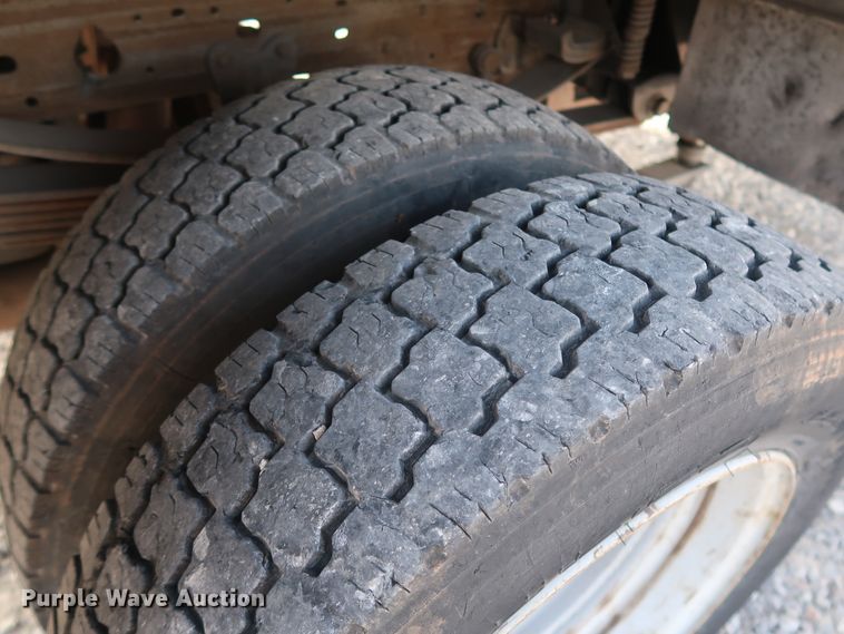 image for item GD9953 2000 Ford F450 Super Duty XL bucket truck