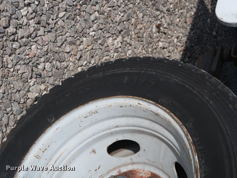 image for item GD9953 2000 Ford F450 Super Duty XL bucket truck